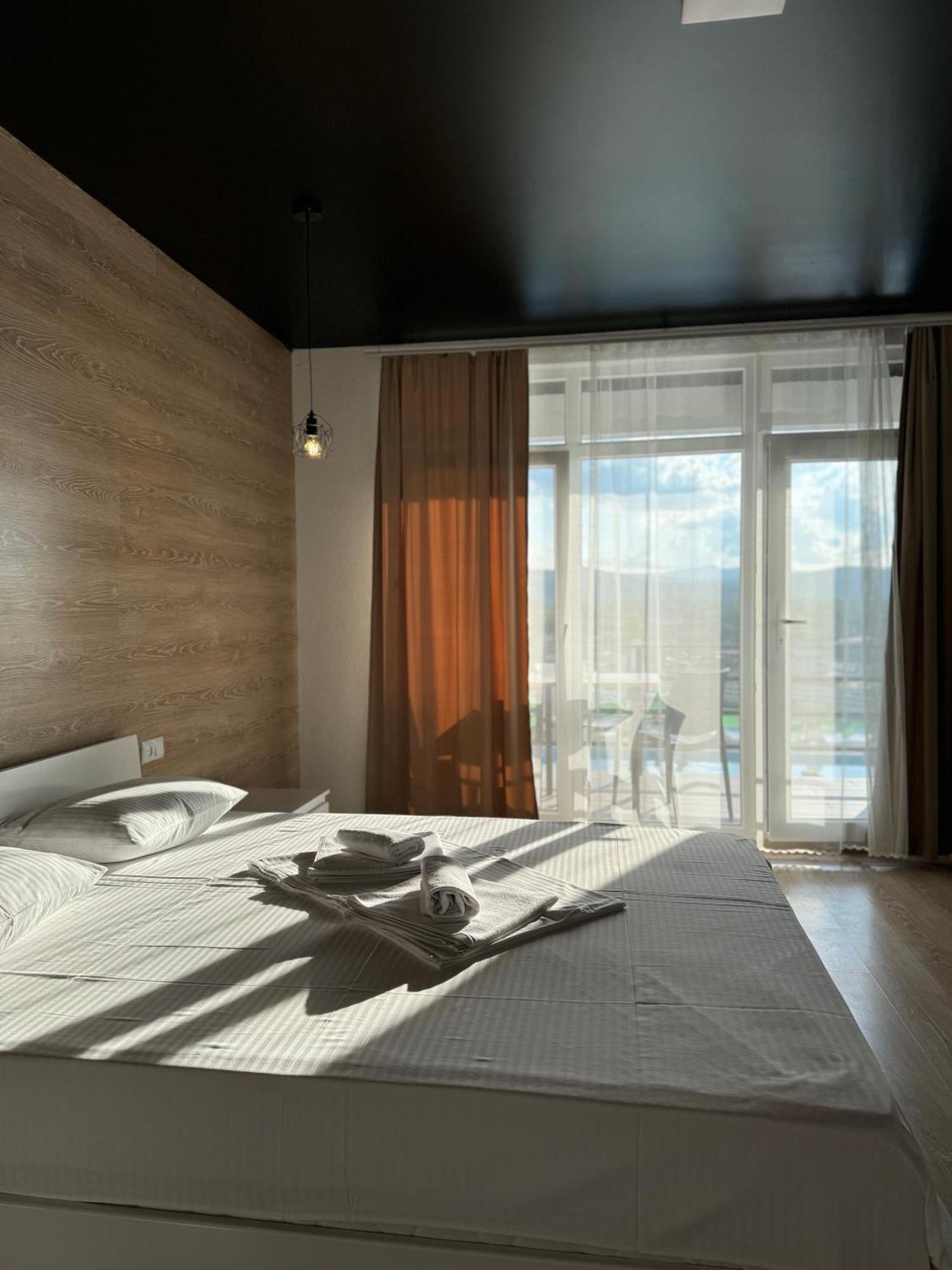 Modern House Hotel Solotvyno Exterior photo