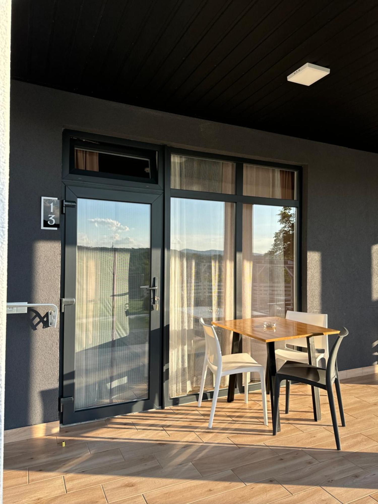 Modern House Hotel Solotvyno Exterior photo